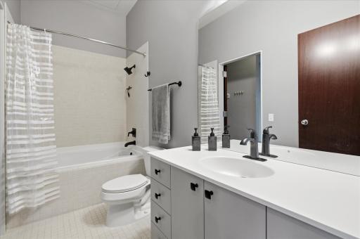 Full Bathroom â Modern Fixtures & Clean Design