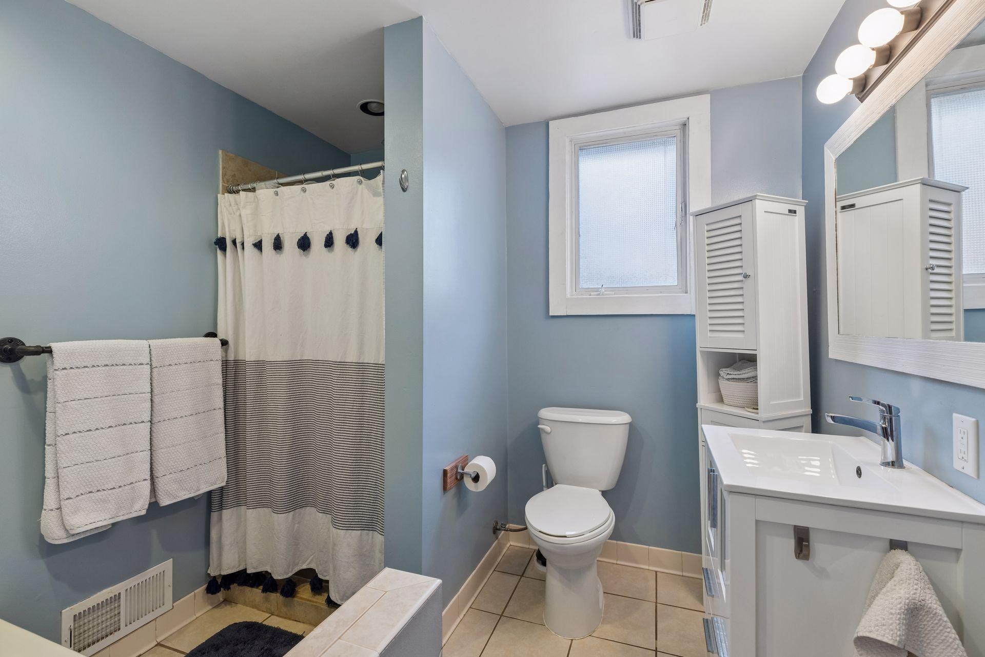 Main level full bath