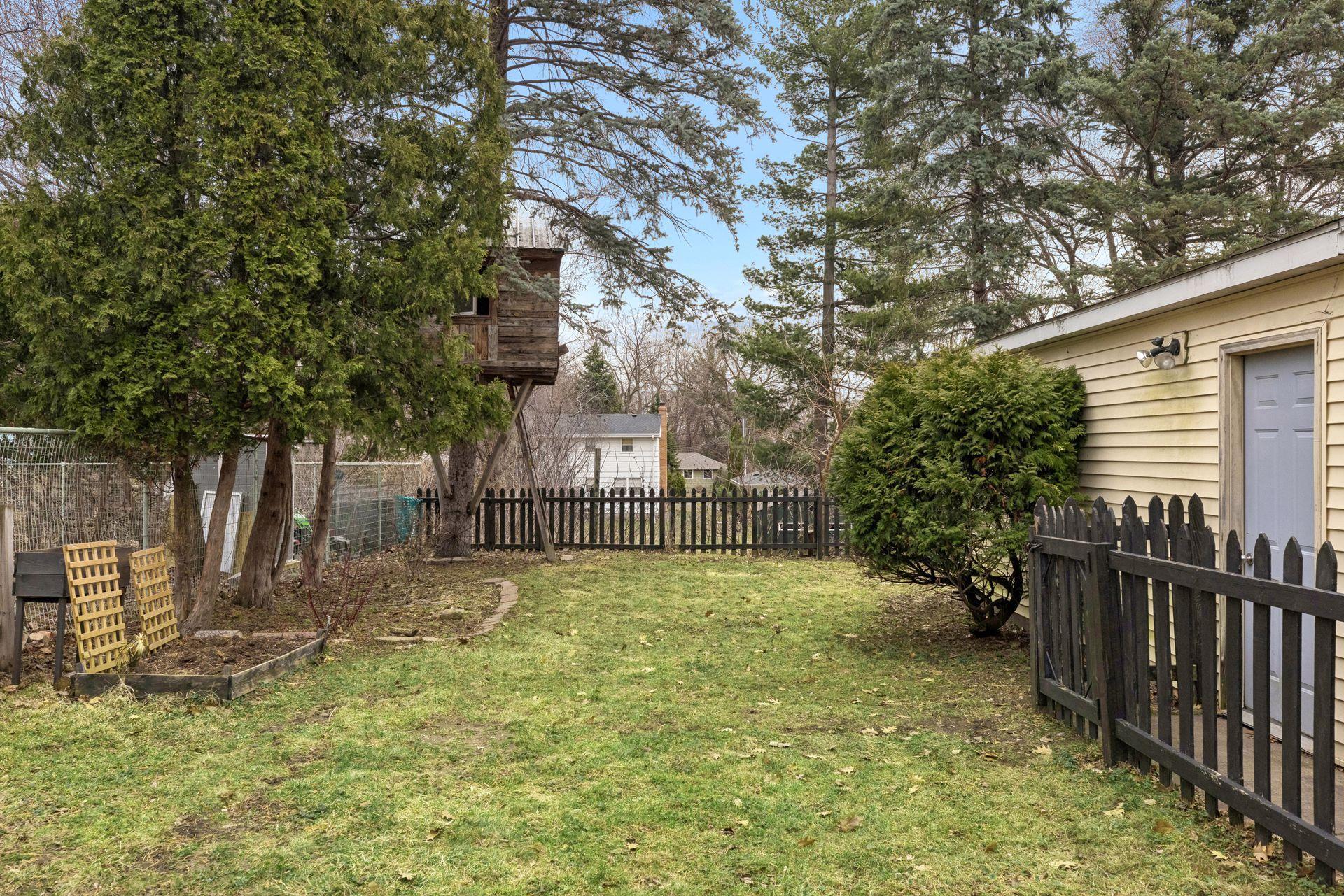 Flat yard perfect for yard games