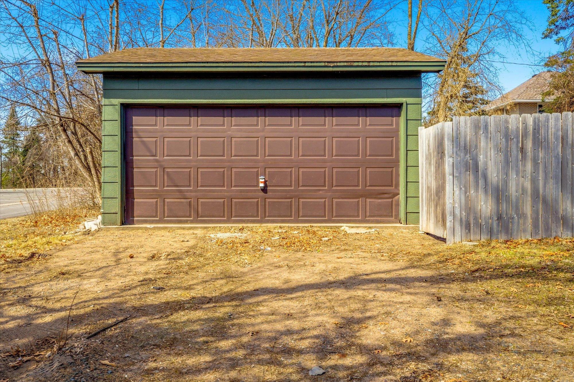Two car garage with 4 parking spots in the driveway