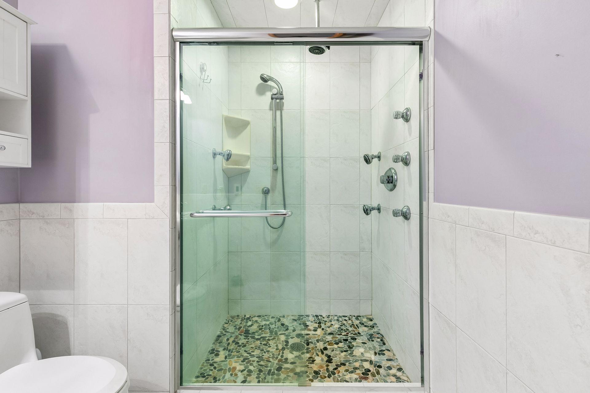 Also features side spray and heated floors