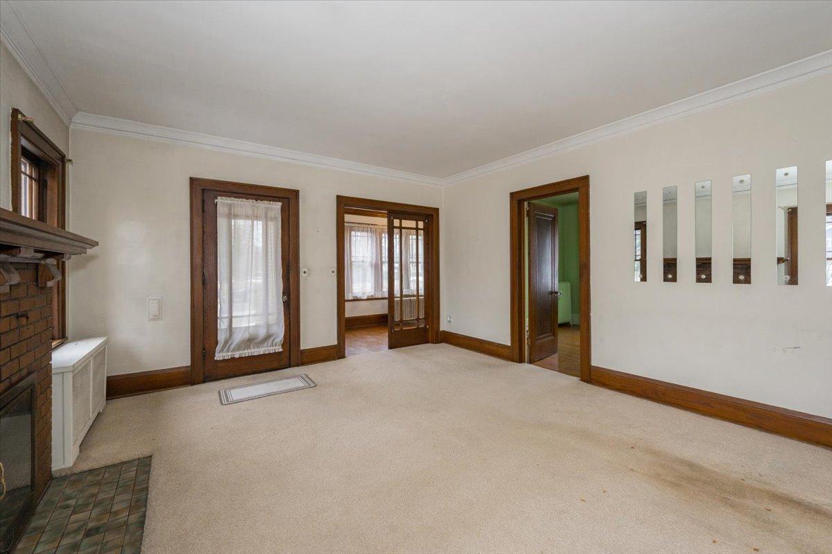 26-Living Room (2).jpg