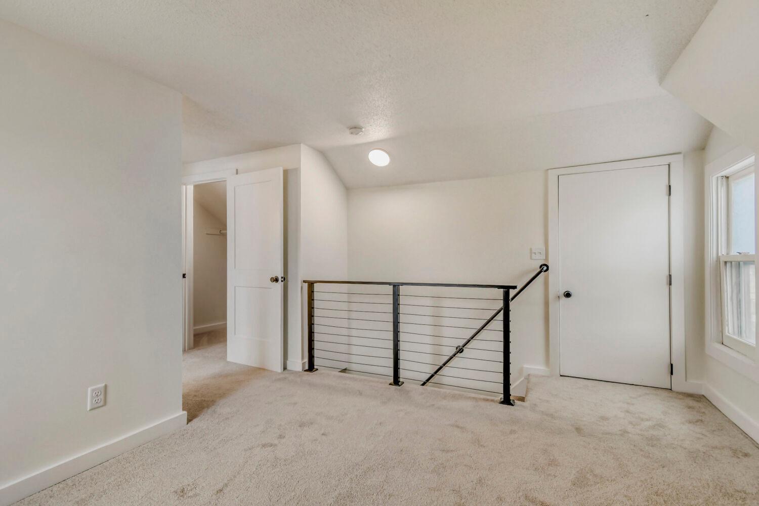 967 CHEROKEE AVE - Web Quality - 006 - 06 Foyer.jpg