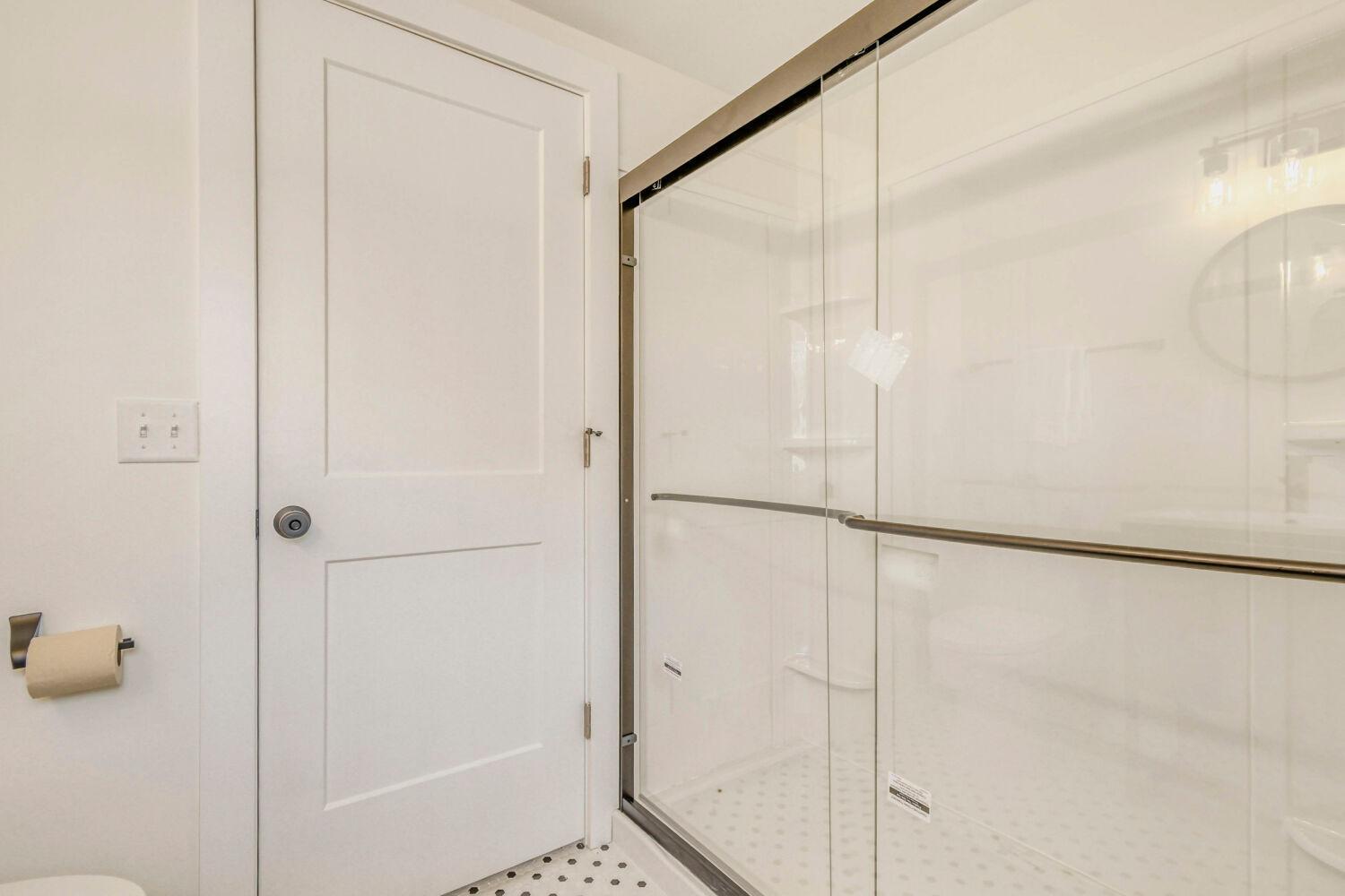 967 CHEROKEE AVE - Web Quality - 017 - 17 Primary Bathroom.jpg