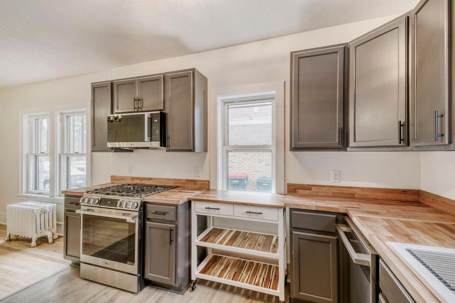 967 CHEROKEE AVE - Web Quality - 011 - 11 Kitchen.jpg