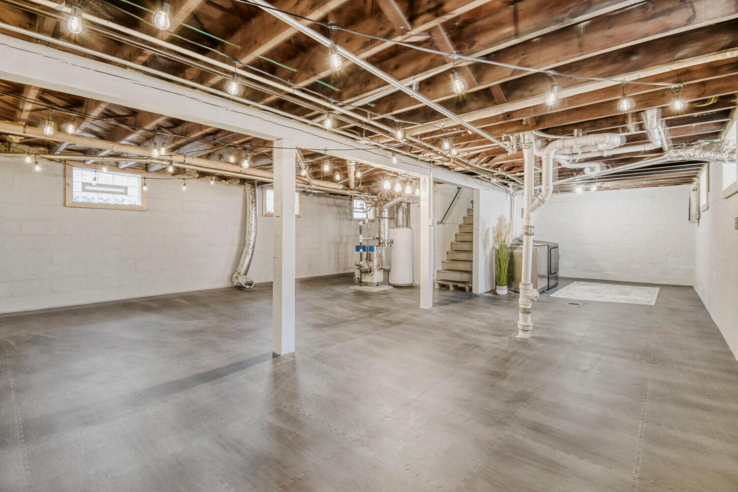 967 CHEROKEE AVE - Web Quality - 025 - 25 Garage.jpg