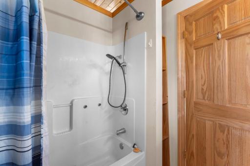 55-web-or-mls-19091 Island View Dr-397.jpg