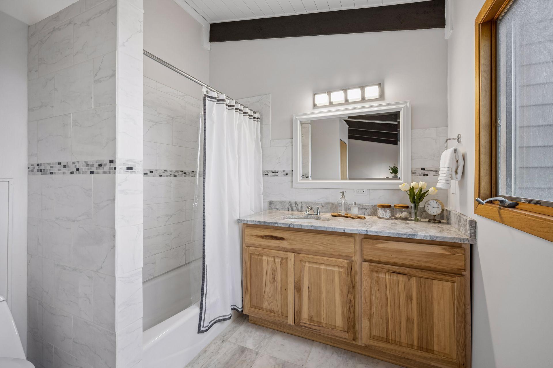 Primary suite full bath