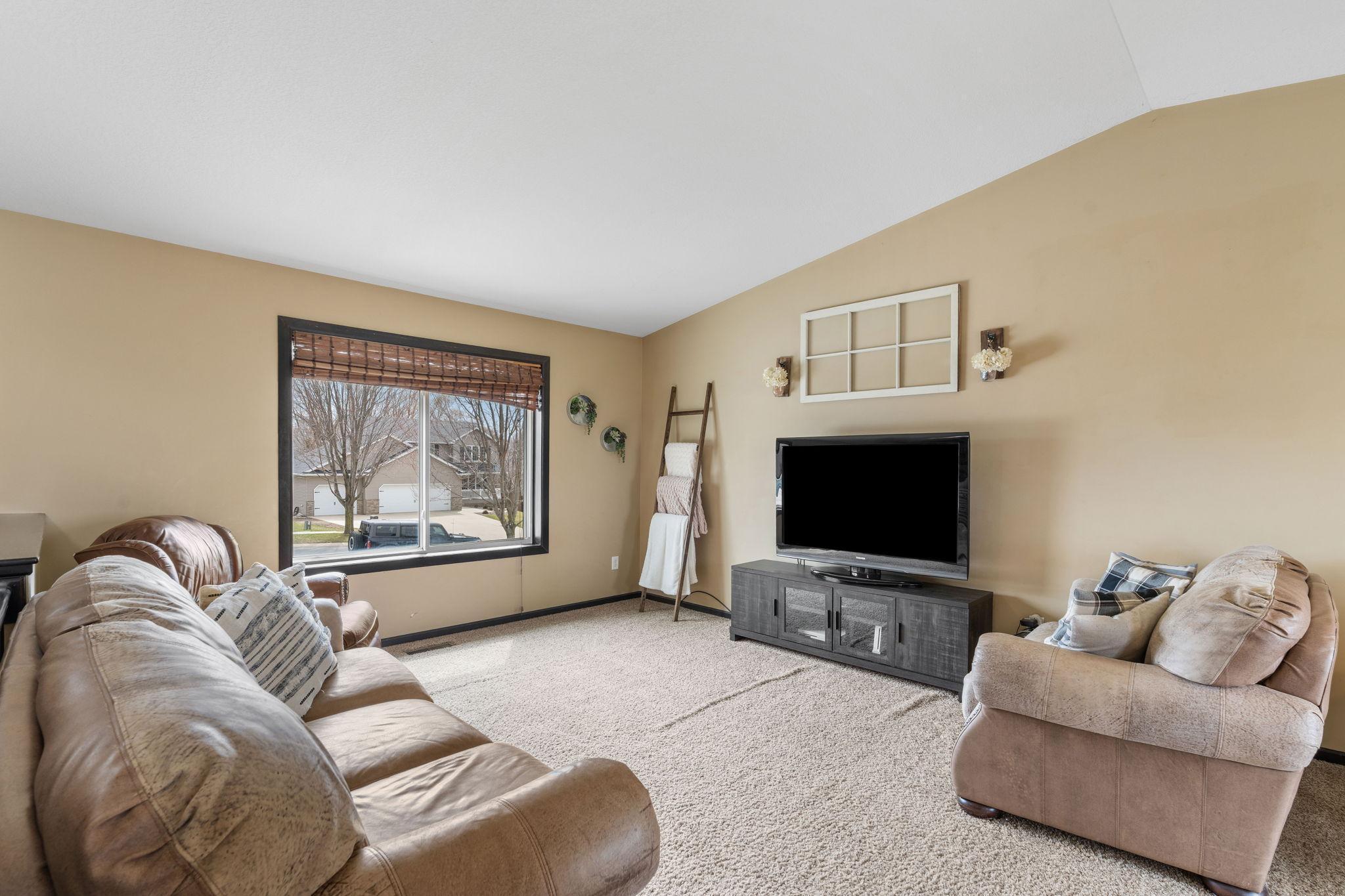 17-web-or-mls-801 10th St NW-17.jpg