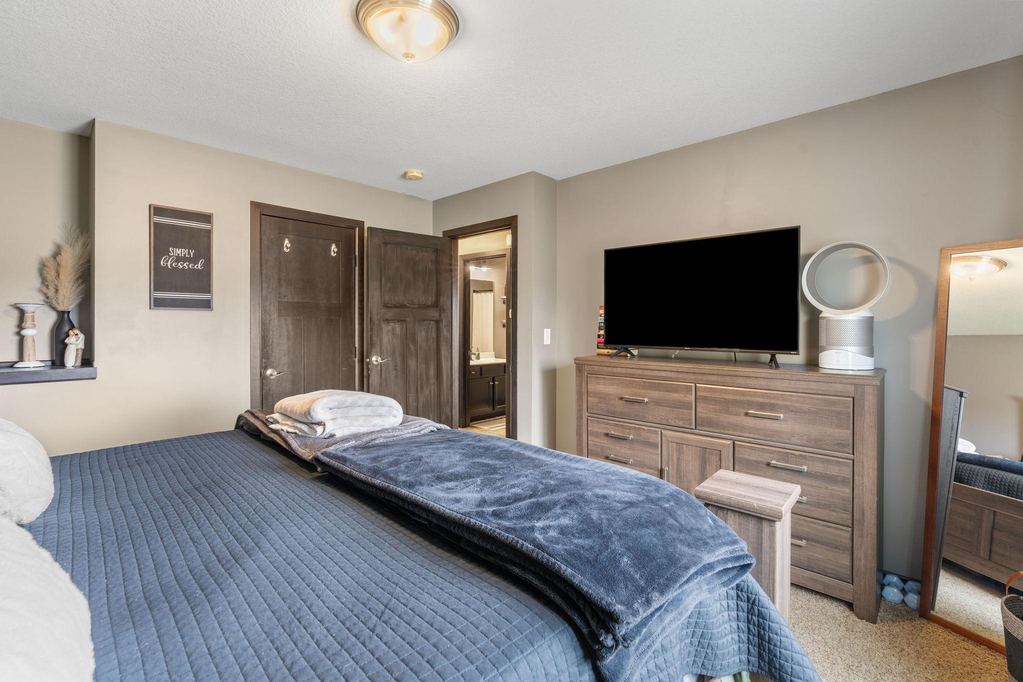 32-web-or-mls-801 10th St NW-32.jpg