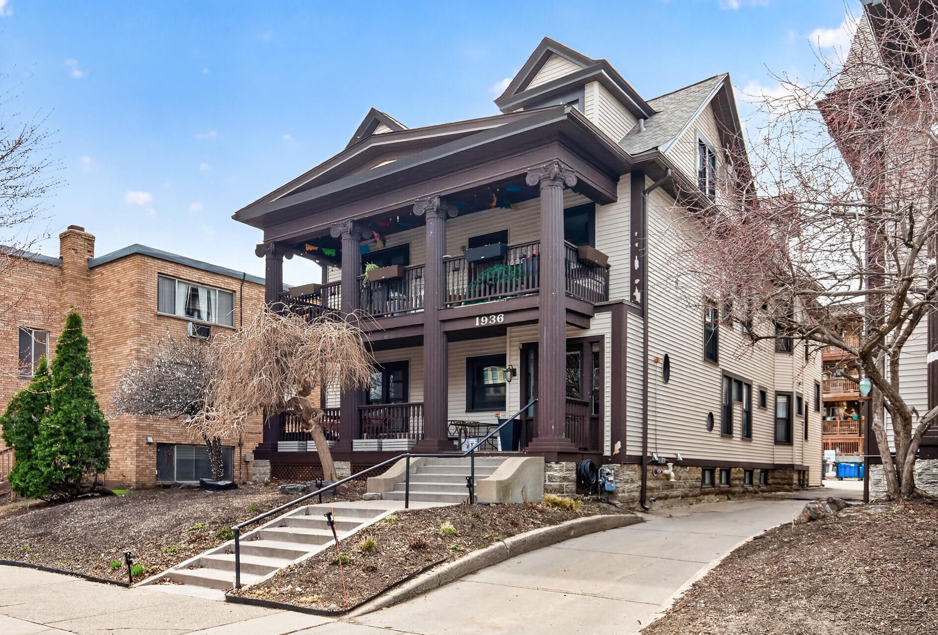 Great location close to Lowry Hill, Uptown, and the lakes area, with easy access to the Greenway, Loring Park, and the Walker Art Center.