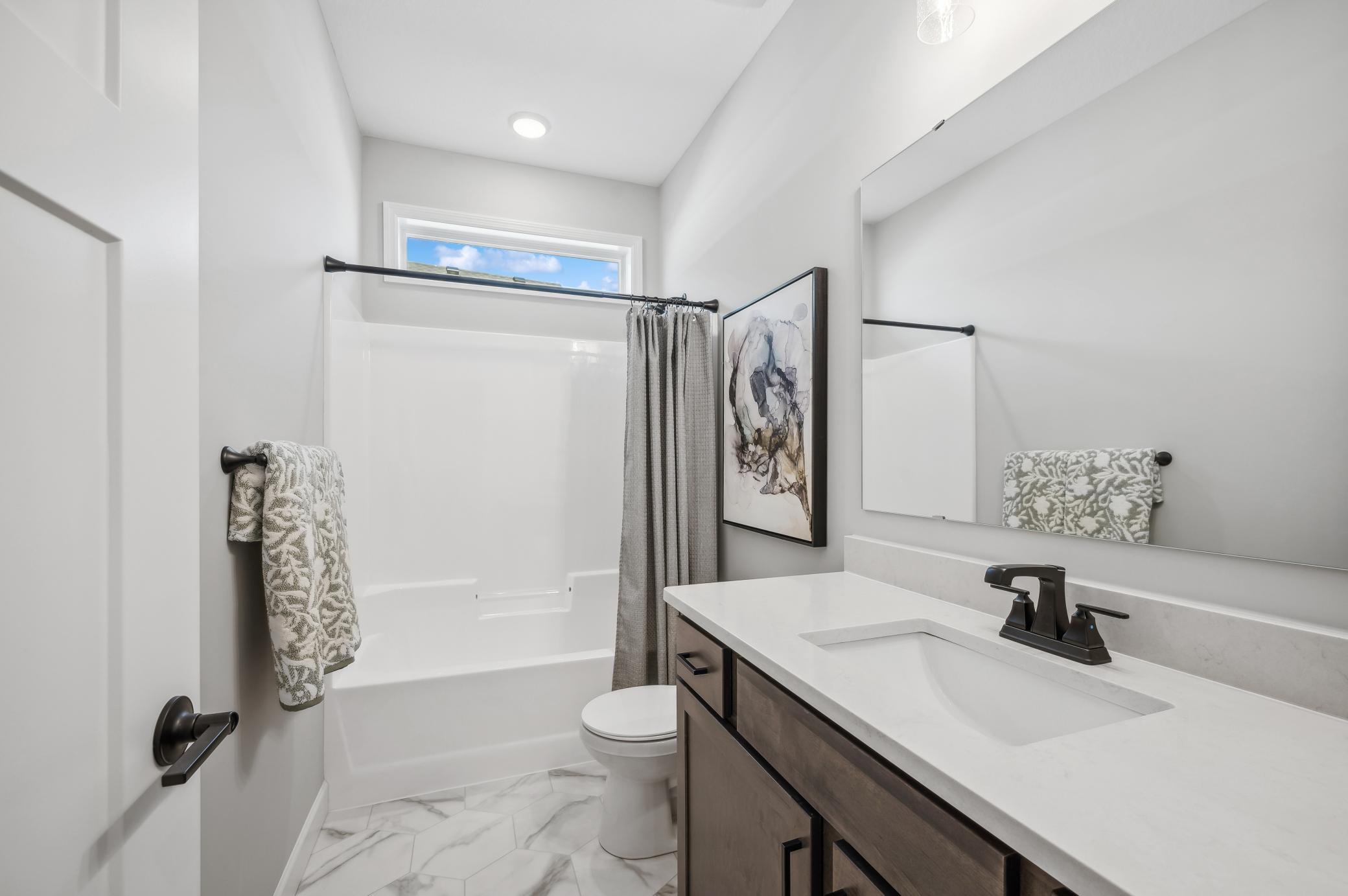 13. Main Bathroom.jpg