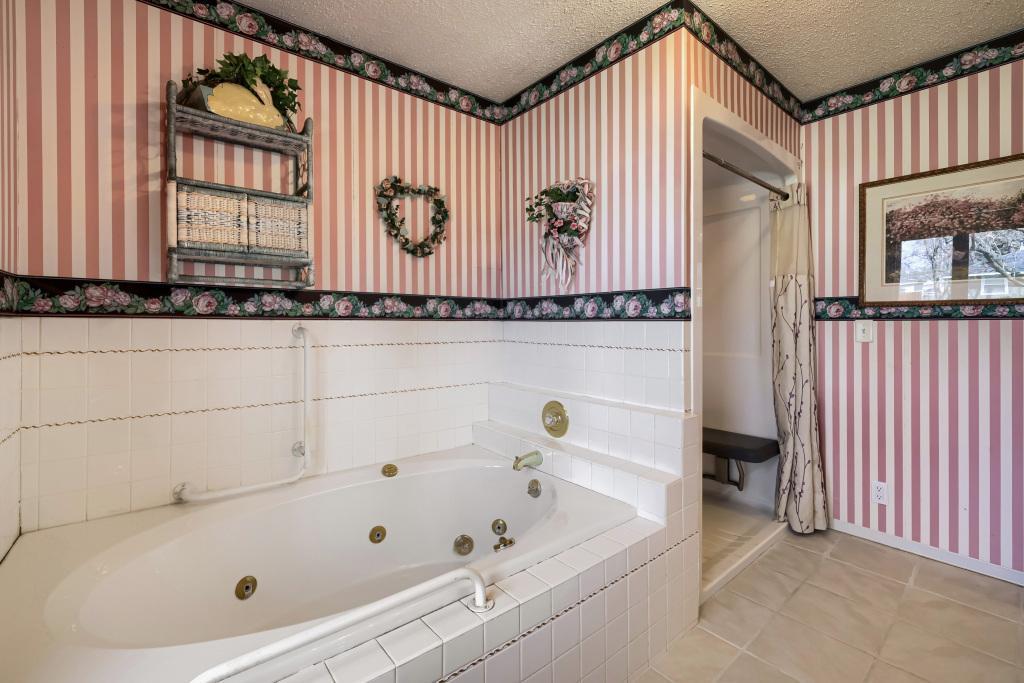 558 113th Ln NW - MLS Sized - 020 - 20 Primary Bathroom.jpg