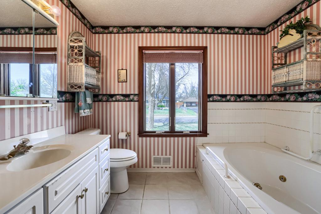 558 113th Ln NW - MLS Sized - 019 - 19 Primary Bathroom.jpg