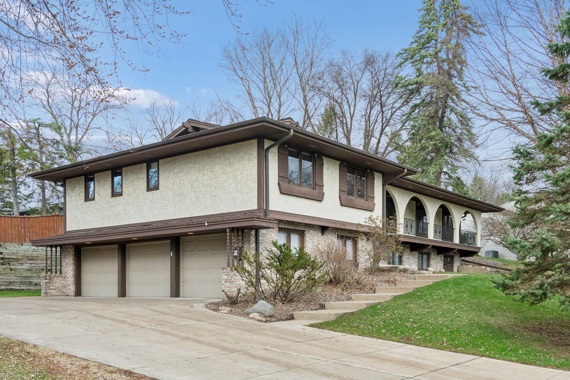 1815 Noble Drive, North Golden Valley, MN 55422 4 Bedrooms, 3 Bathrooms, 3 Car Garage, and over 3400 Finished Square Feet in the Heathbrooke neighborhood near Sweeney Lake.