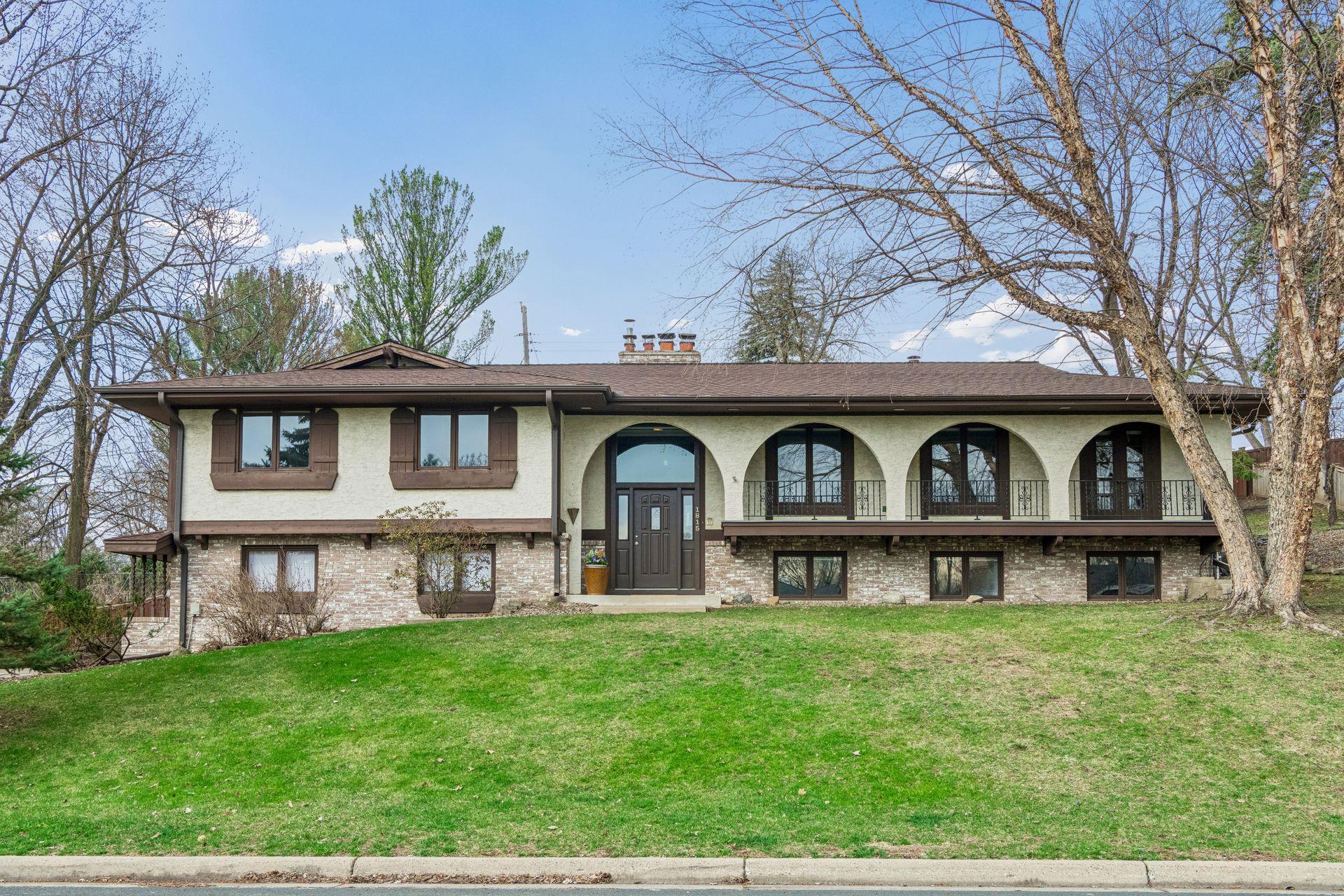 1815 Noble Drive, North Golden Valley, MN 55422 4 Bedrooms, 3 Bathrooms, 3 Car Garage, and over 3400 Finished Square Feet in the Heathbrooke neighborhood near Sweeney Lake.