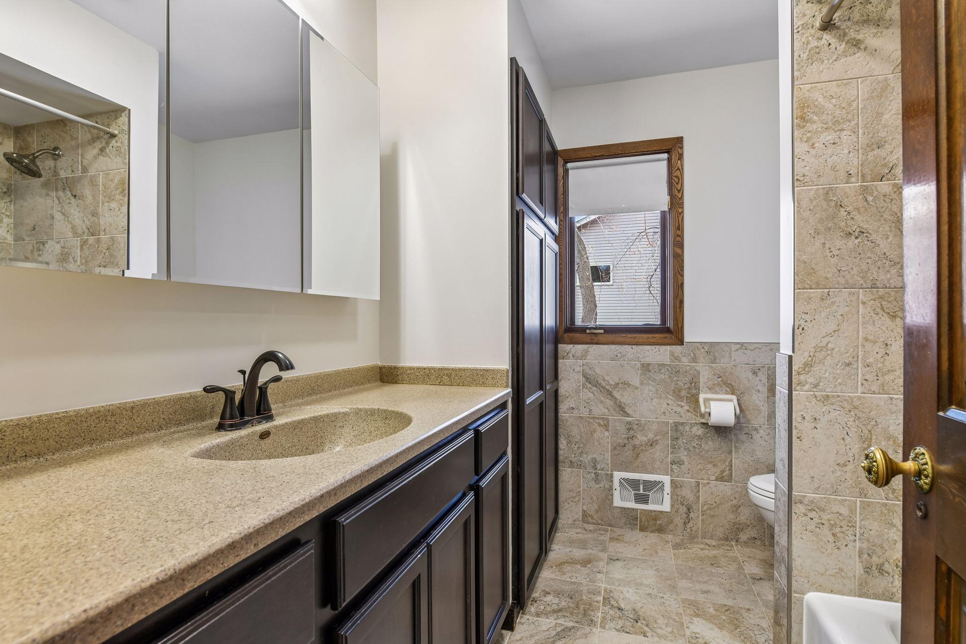 Upper-level full bathroom.