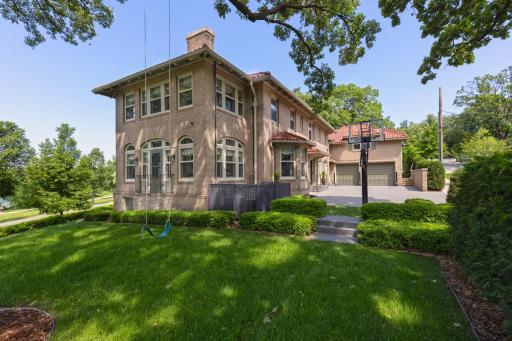 2119 E Lake Of The Isles Parkway, Minneapolis, MN 55405