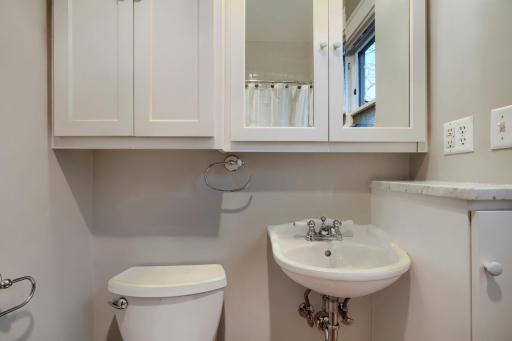 201 West 48th street - Web Quality - 015 - 15 Powder Room.jpg