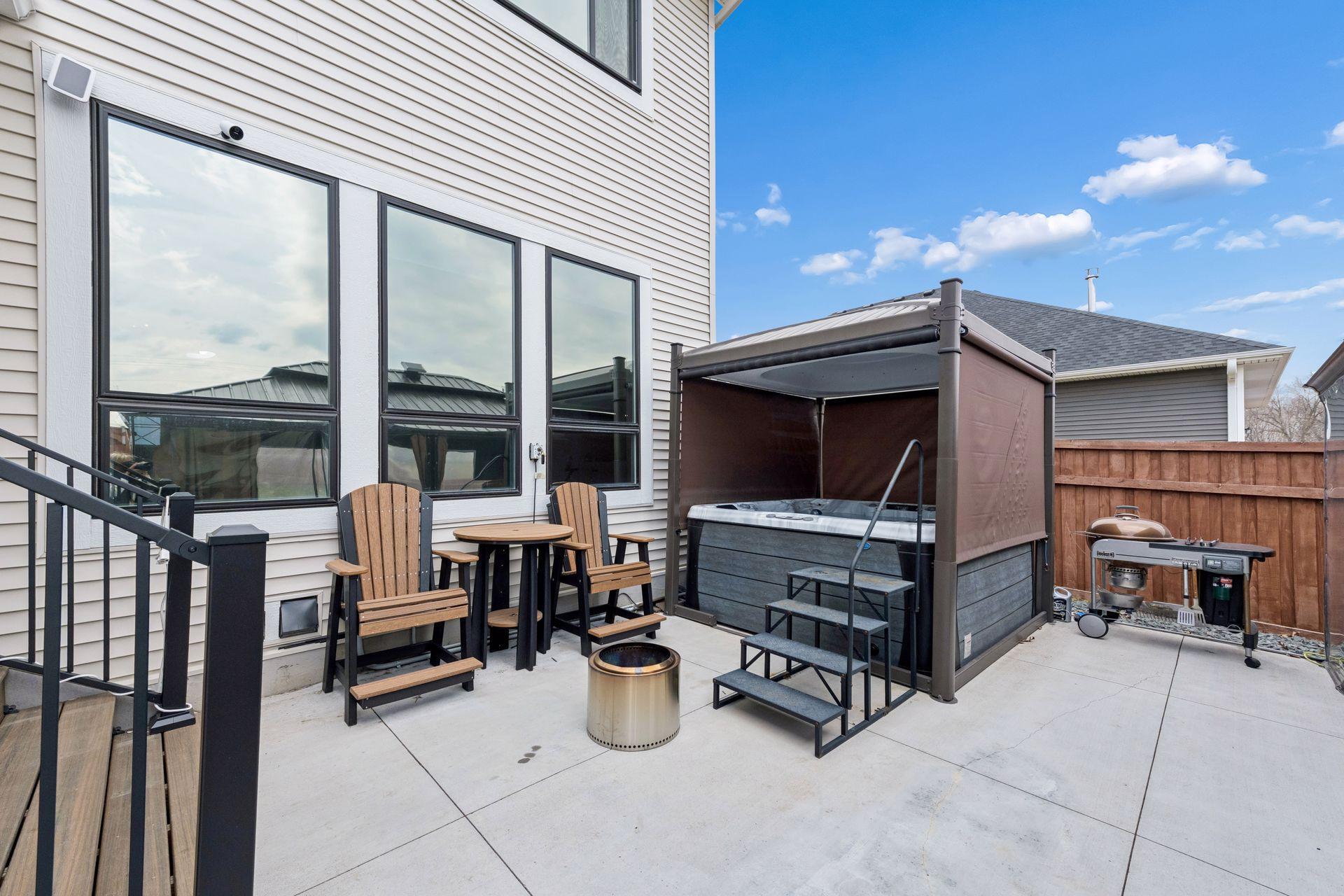 Hot Tub W/ Motorized Cover