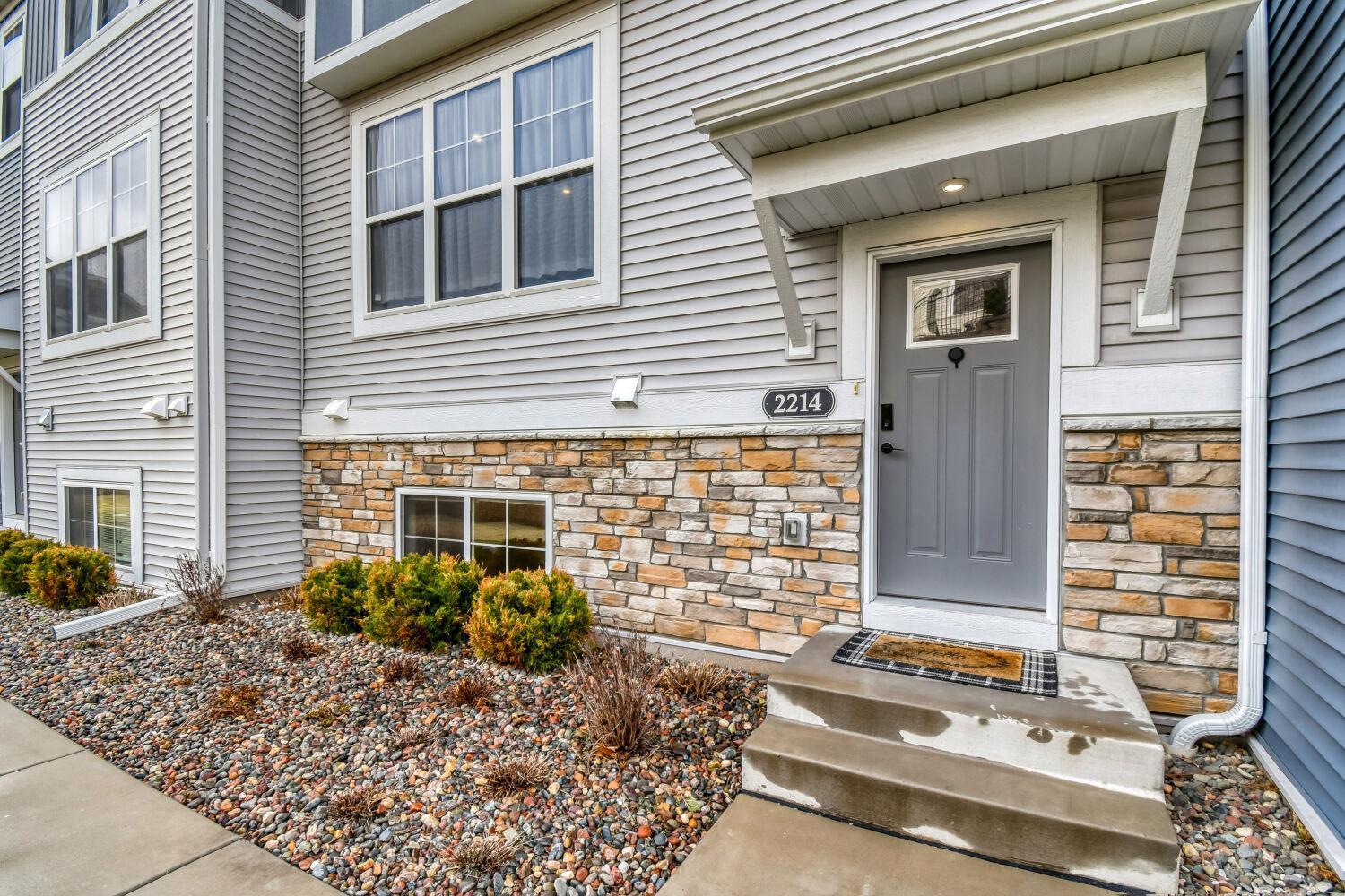 2214 Gateway Curv - Web Quality - 009 - 01 Exterior Front.jpg