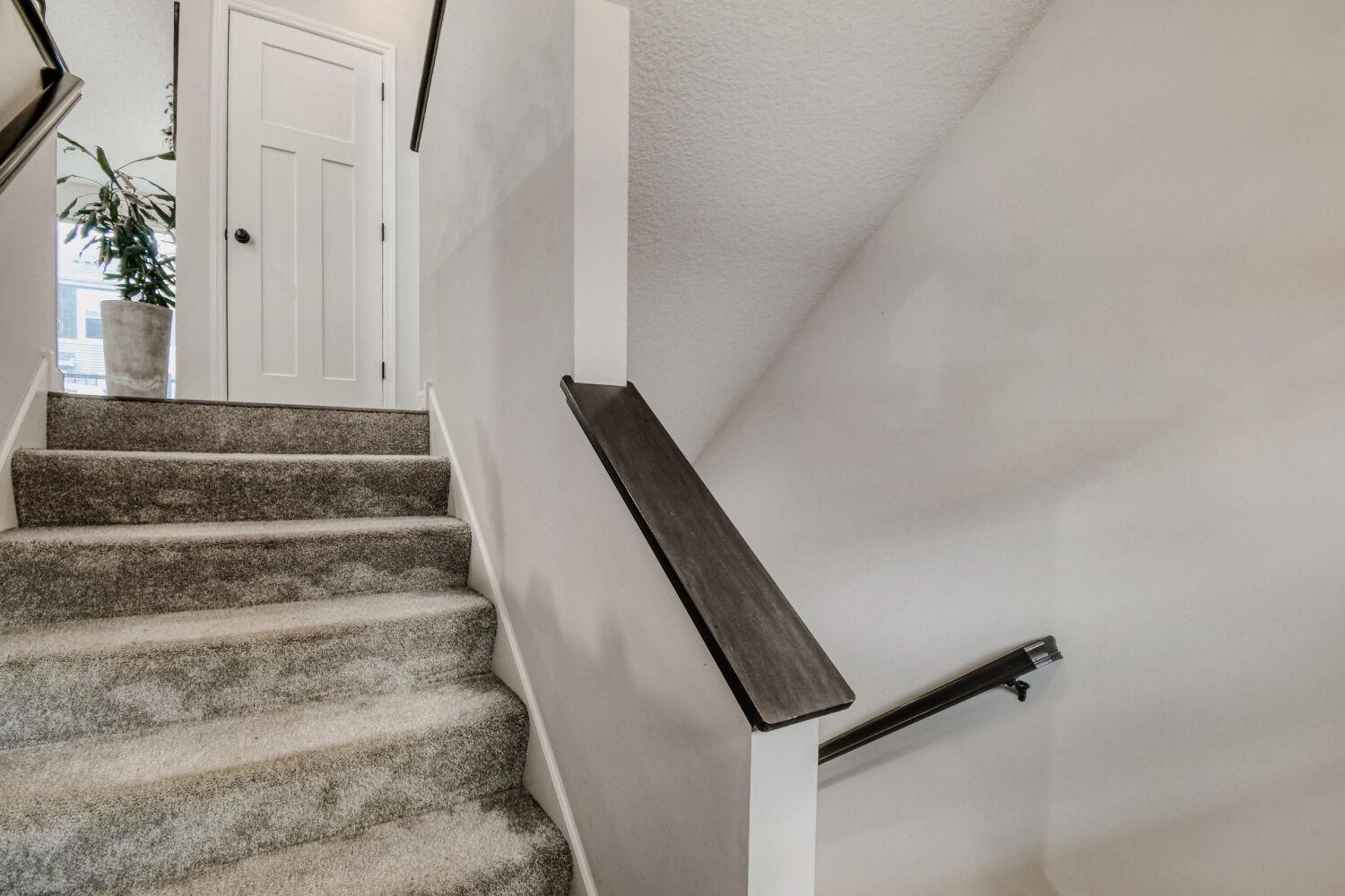 2214 Gateway Curv - Web Quality - 011 - 03 Foyer.jpg