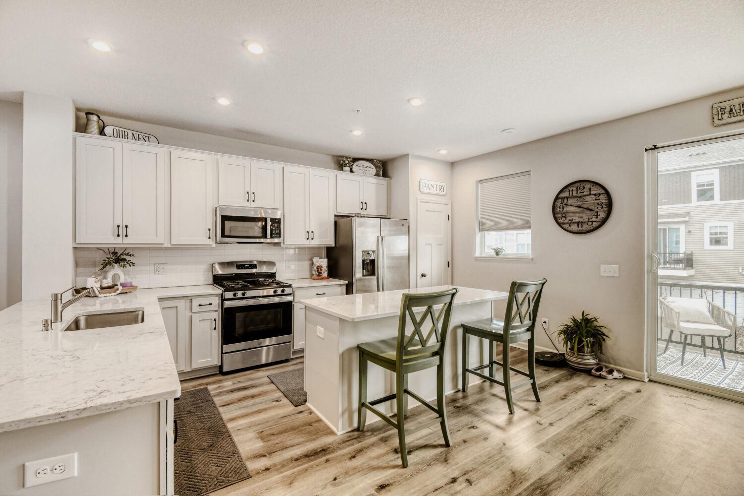 2214 Gateway Curv - Web Quality - 019 - 11 Kitchen.jpg