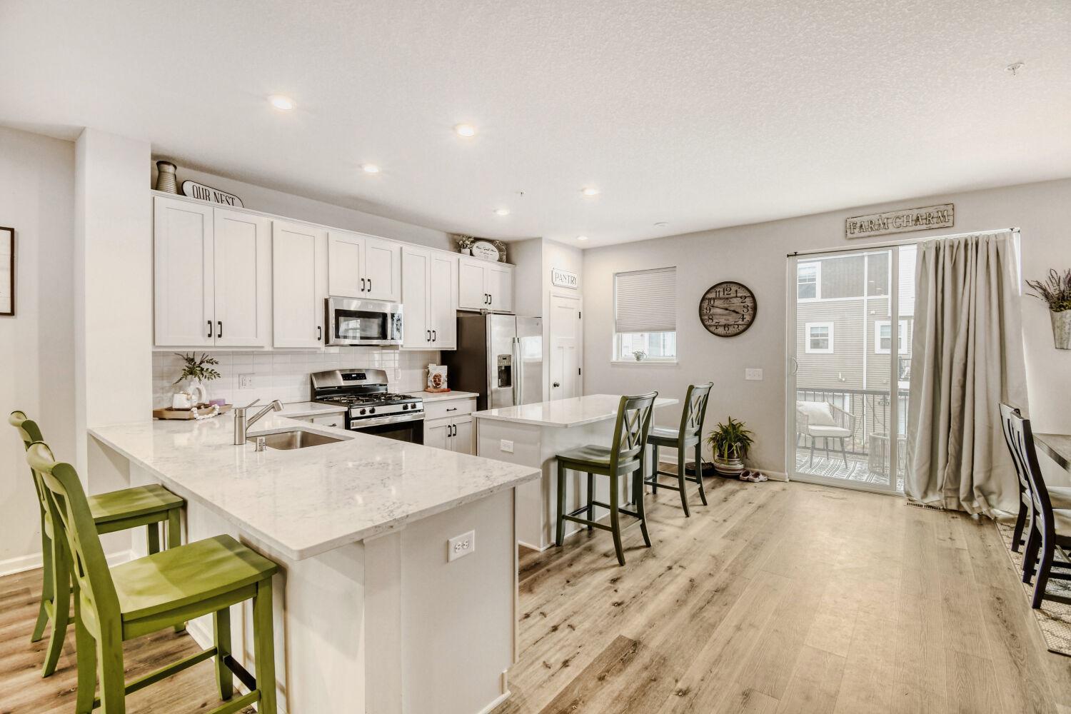 2214 Gateway Curv - Web Quality - 018 - 10 Kitchen.jpg