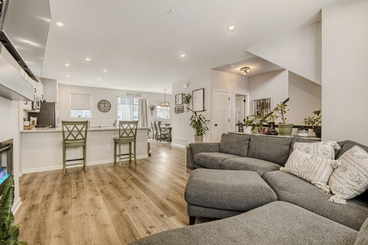 2214 Gateway Curv - Web Quality - 016 - 08 Living Room.jpg