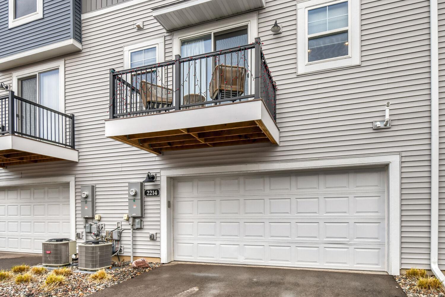 2214 Gateway Curv - Web Quality - 010 - 02 Exterior Front.jpg