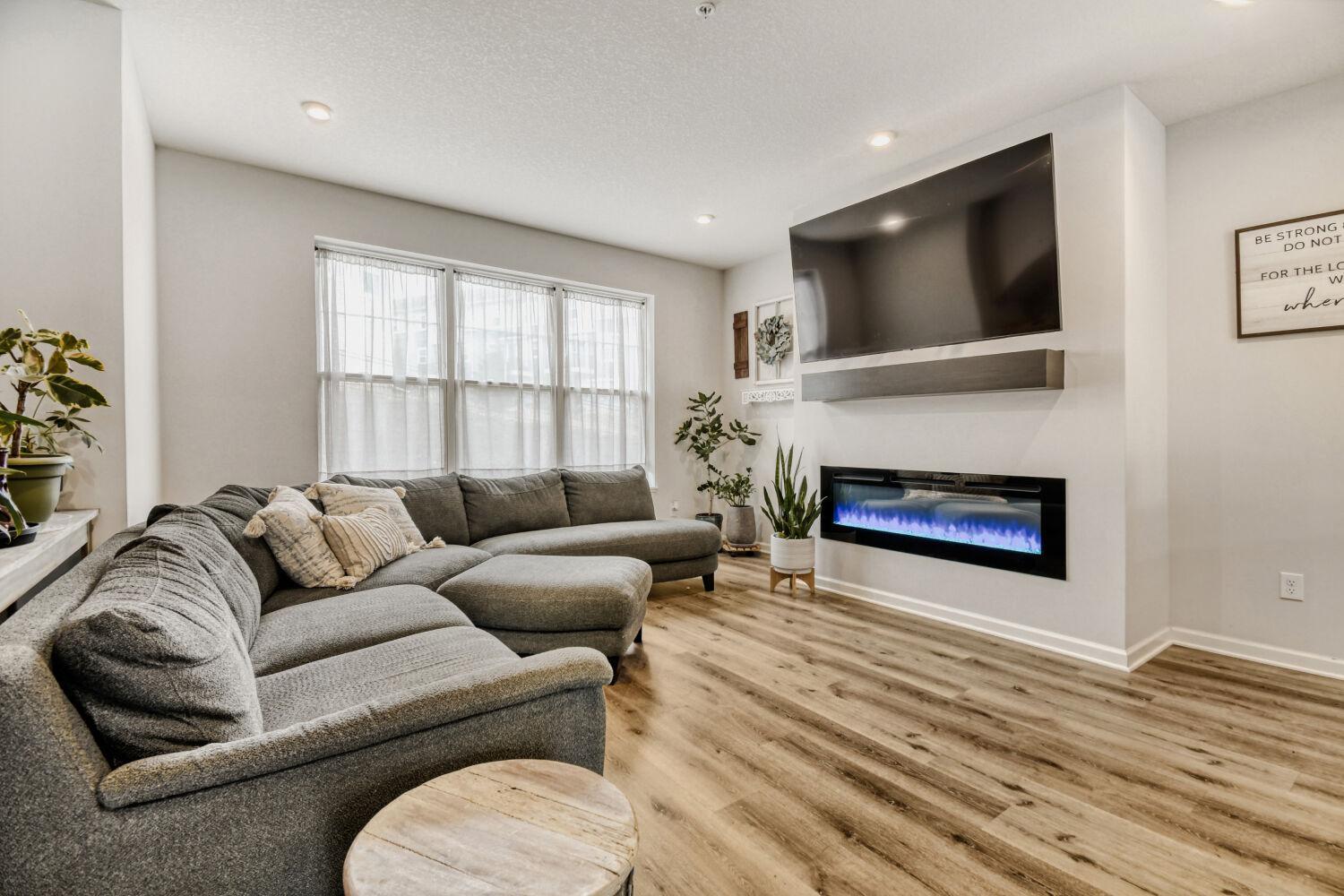 2214 Gateway Curv - Web Quality - 014 - 06 Living Room.jpg