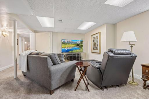 1566 Sumter Avenue N, Minneapolis, MN 55427