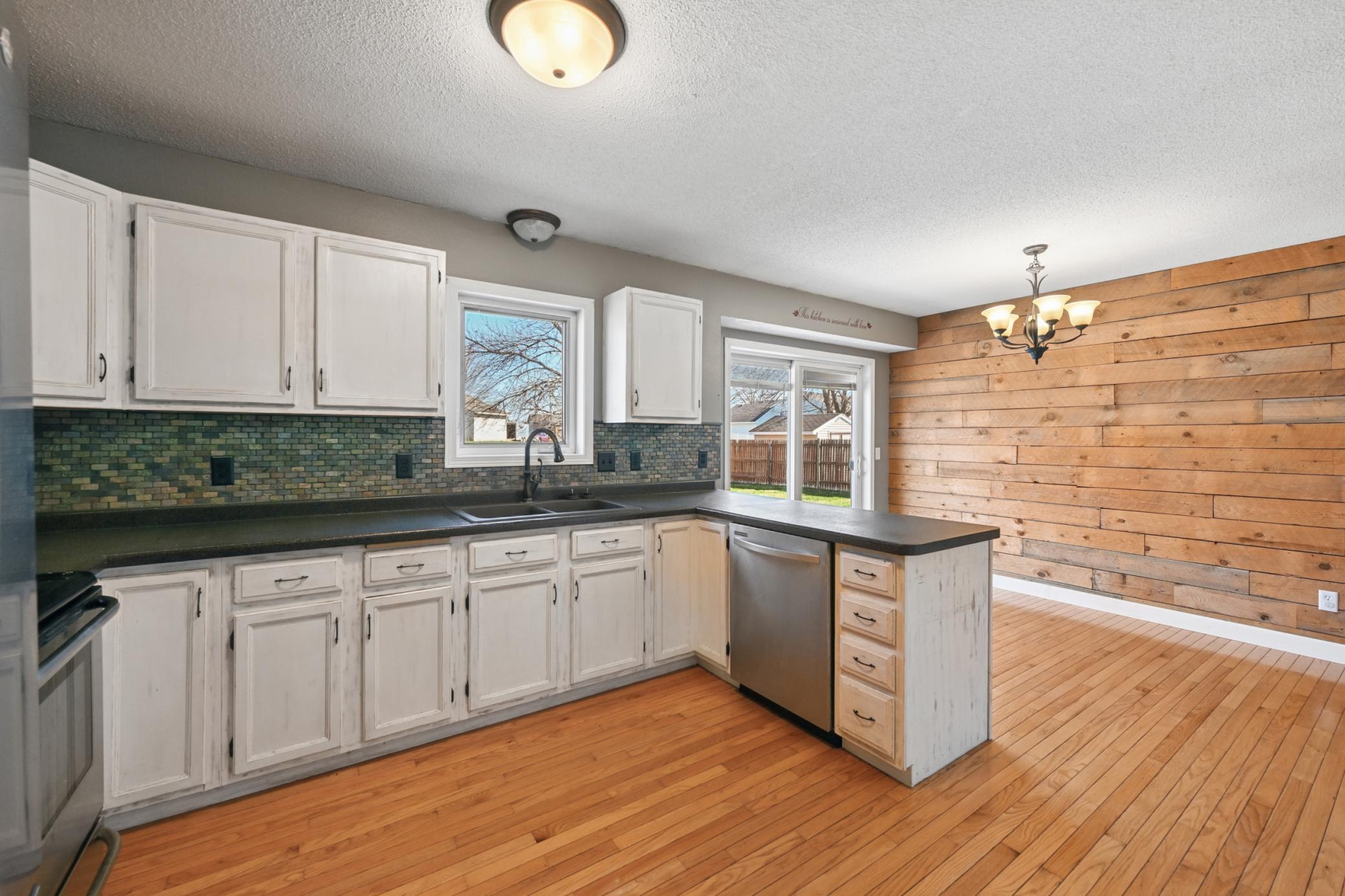 Kitchen/dining combo