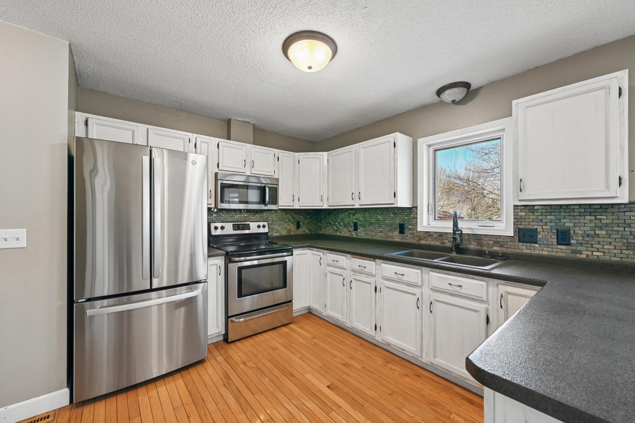 Large bright kitchen-great for entertaining or everyday living