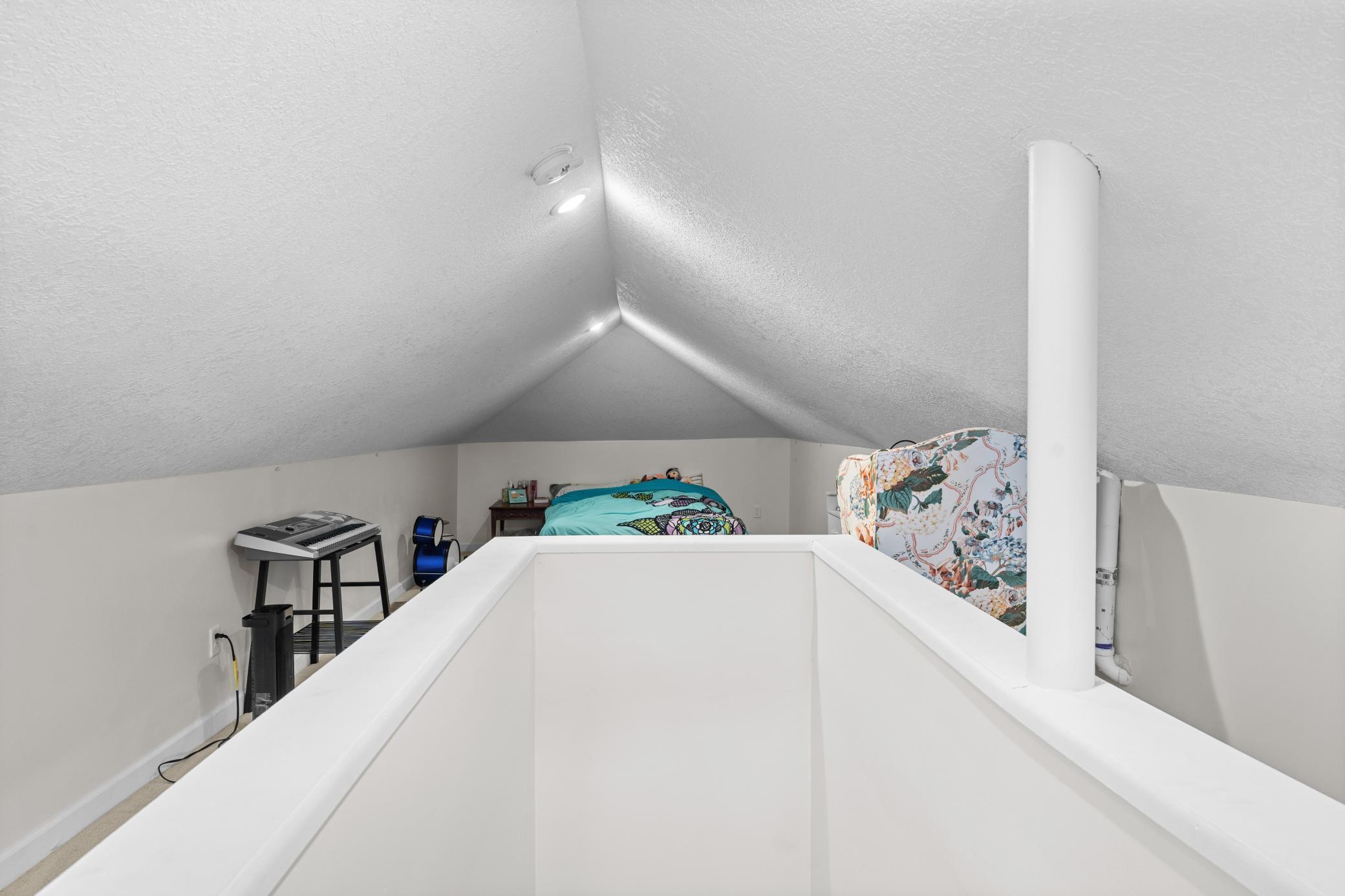 1523 Queen Ave N-18.jpg