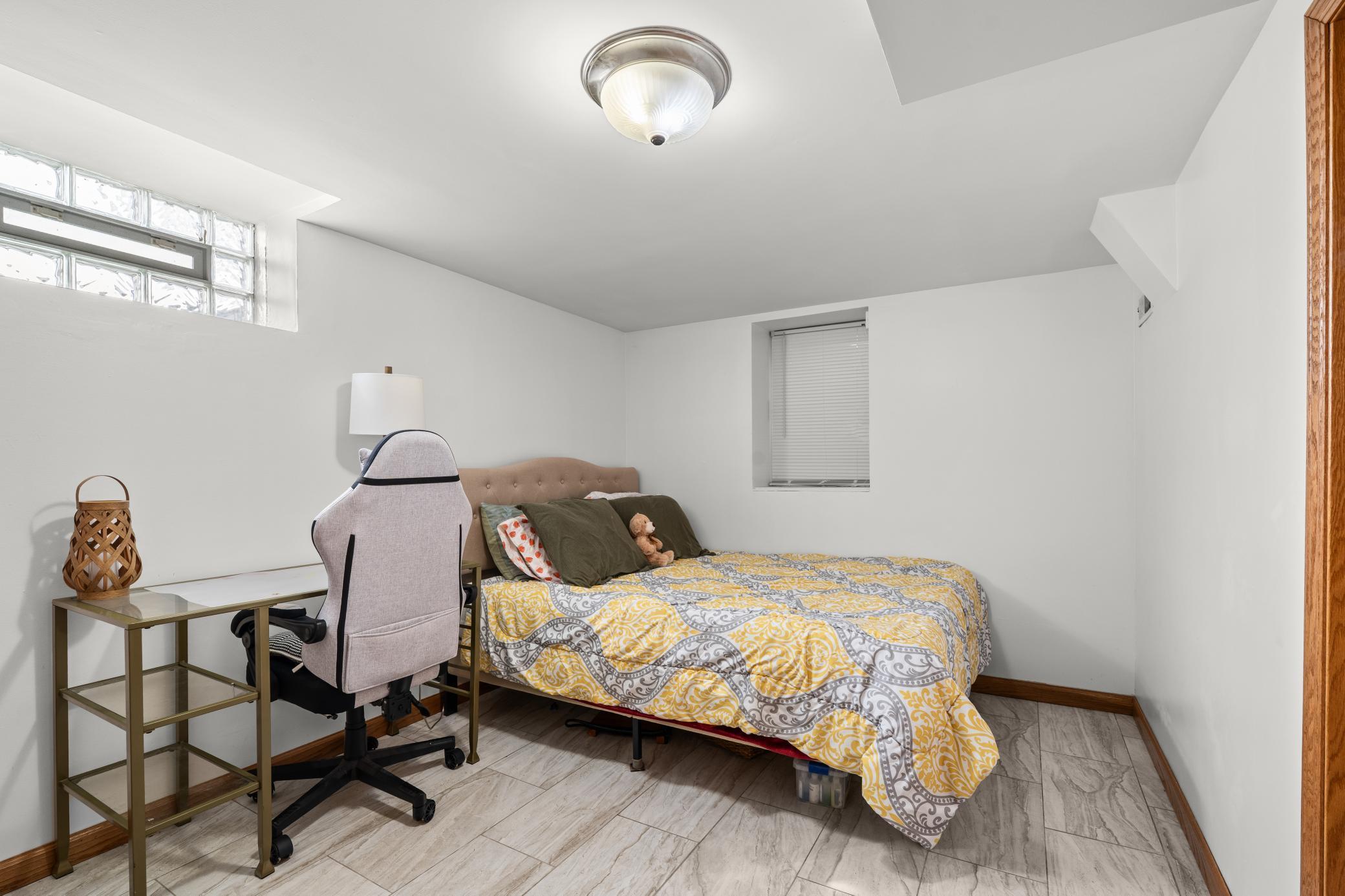 1523 Queen Ave N-22.jpg