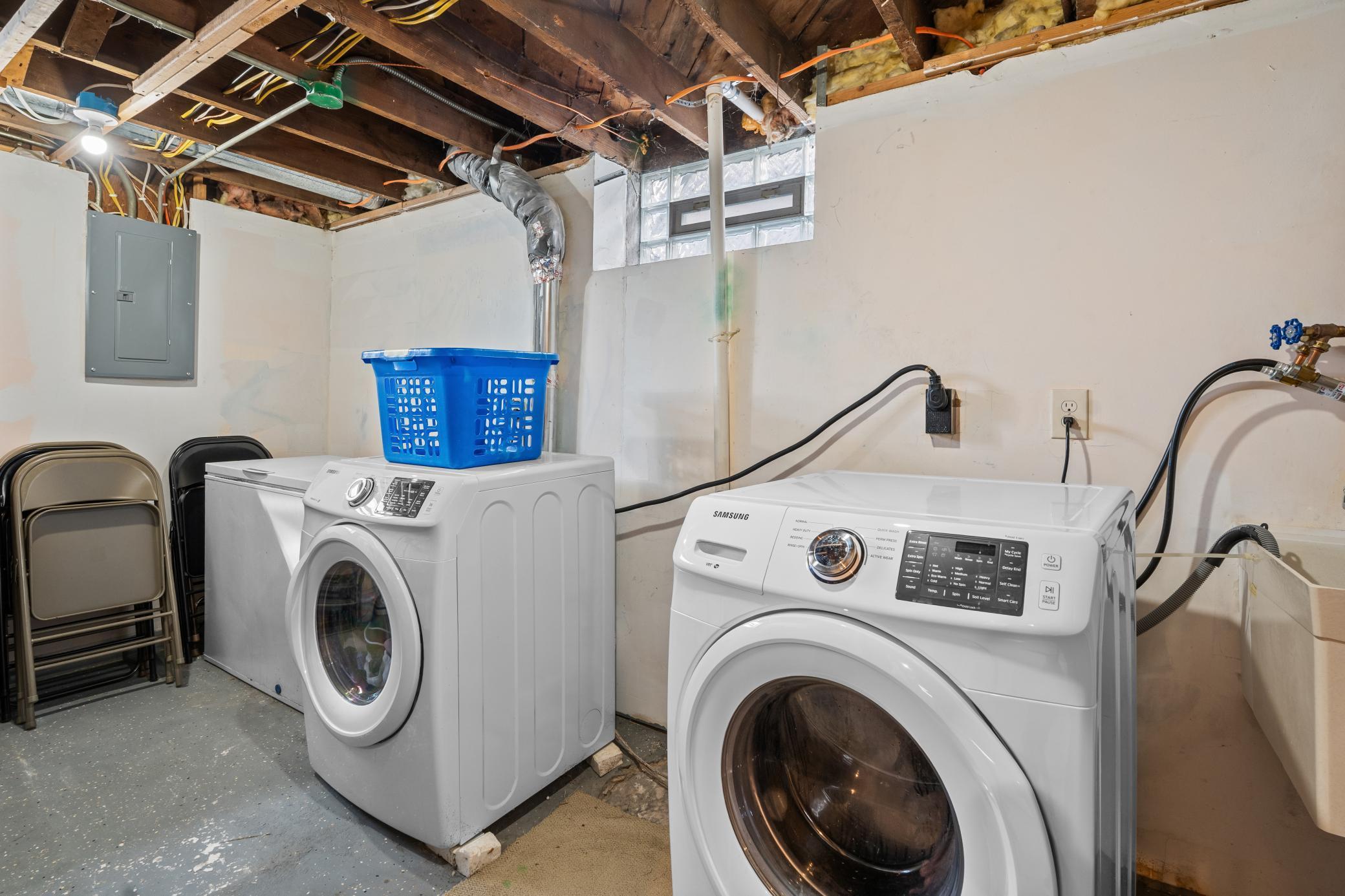 1523 Queen Ave N-24.jpg