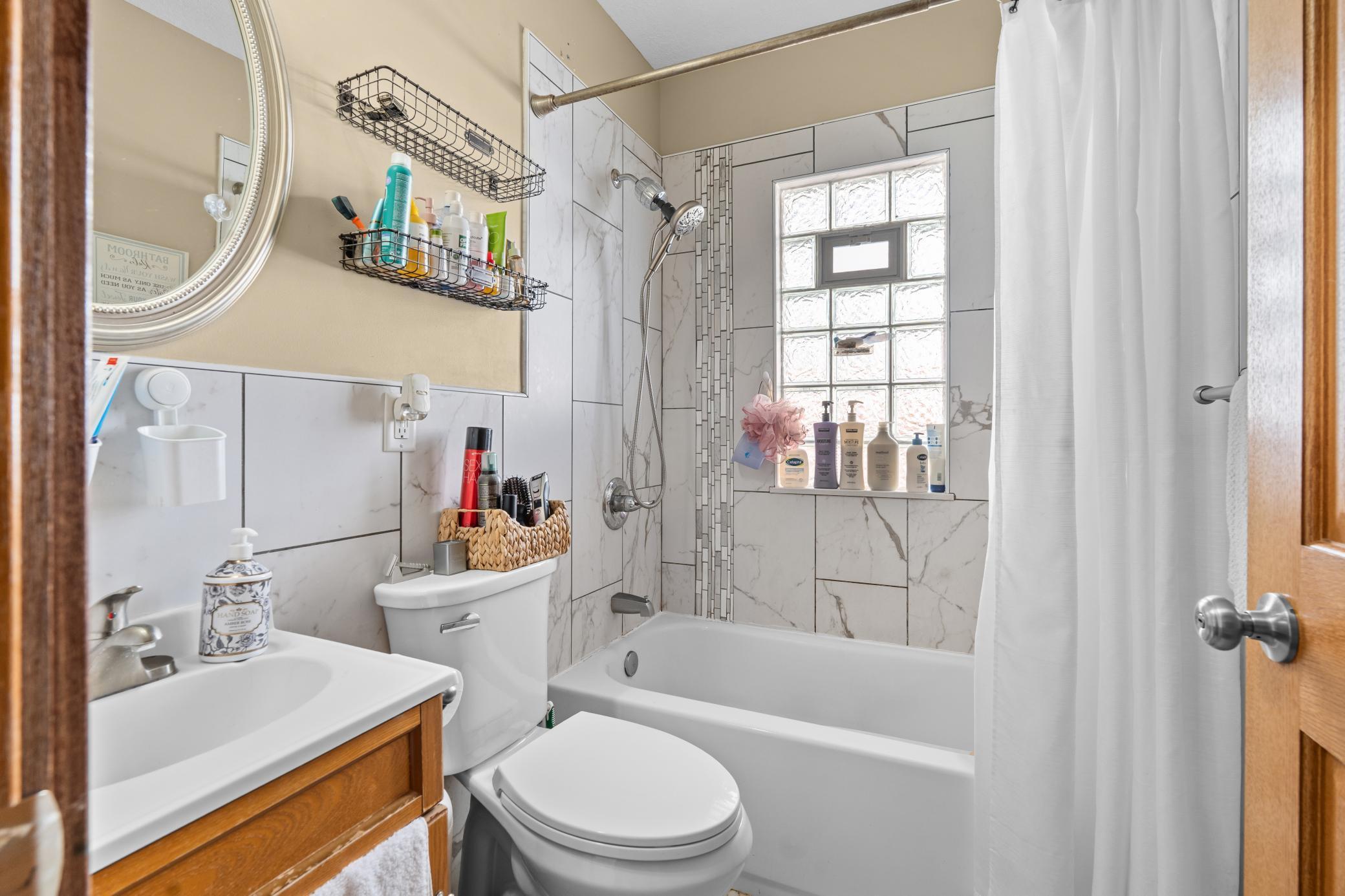 1523 Queen Ave N-16.jpg