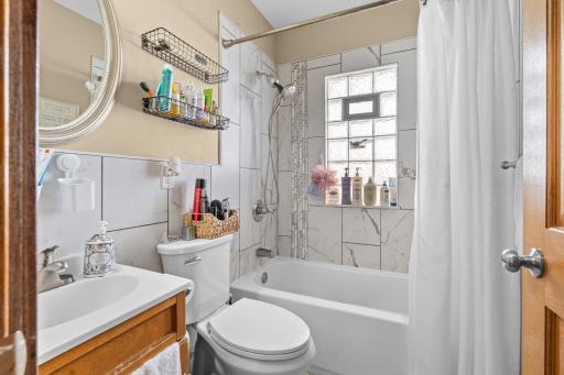 1523 Queen Ave N-16.jpg