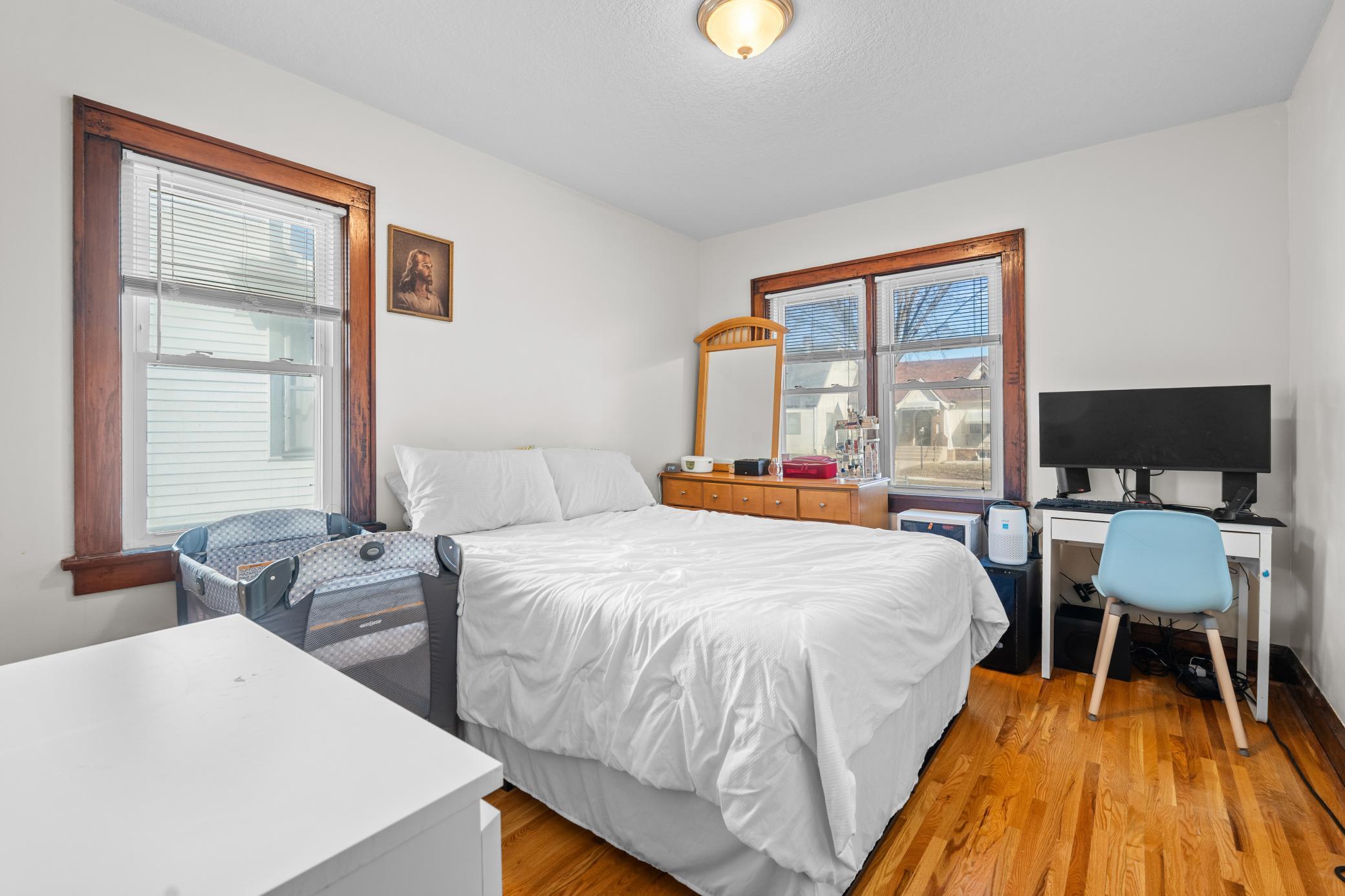 1523 Queen Ave N-17.jpg