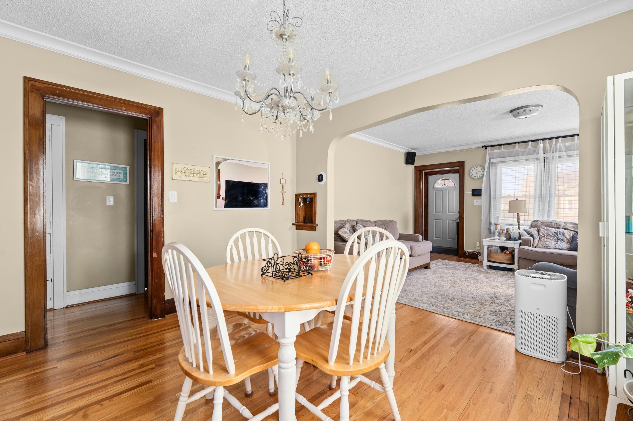 1523 Queen Ave N-10.jpg