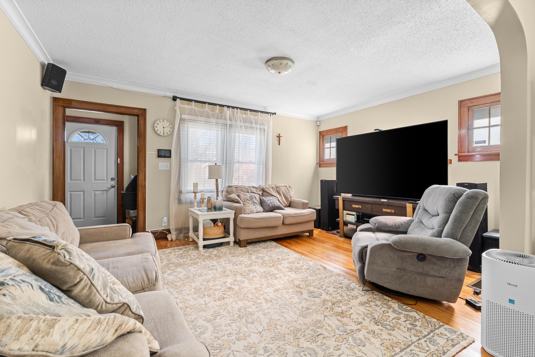 1523 Queen Ave N-7.jpg