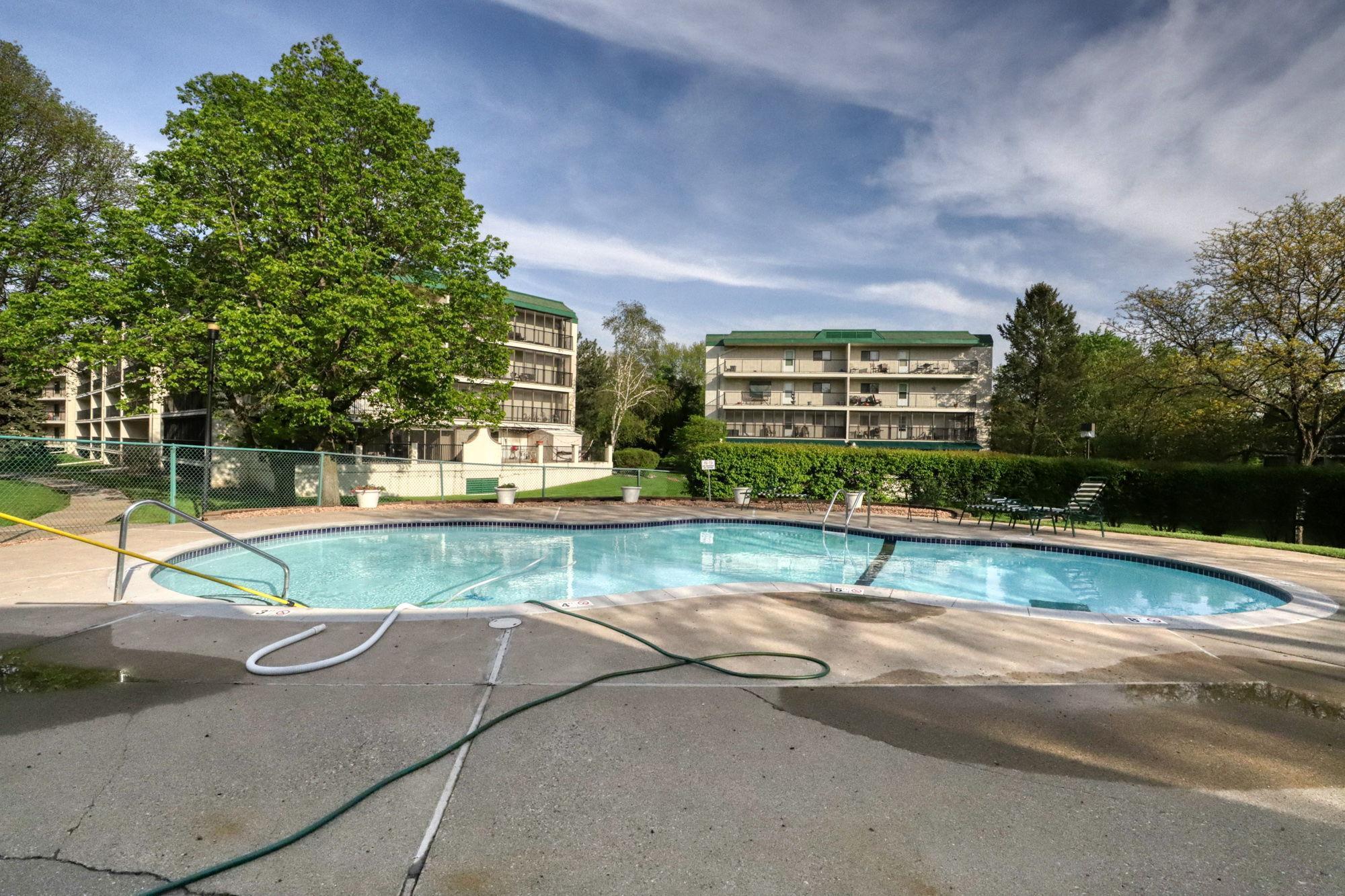 10401 OUTDOOR POOL.jpg