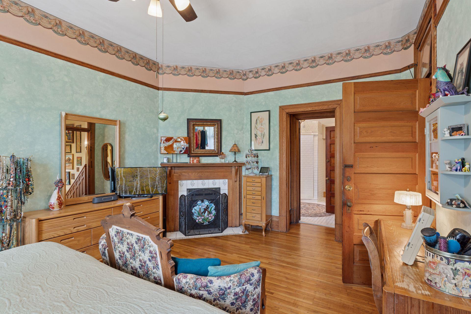 957 Ashland Avenue - Primary Bedroom2.jpg