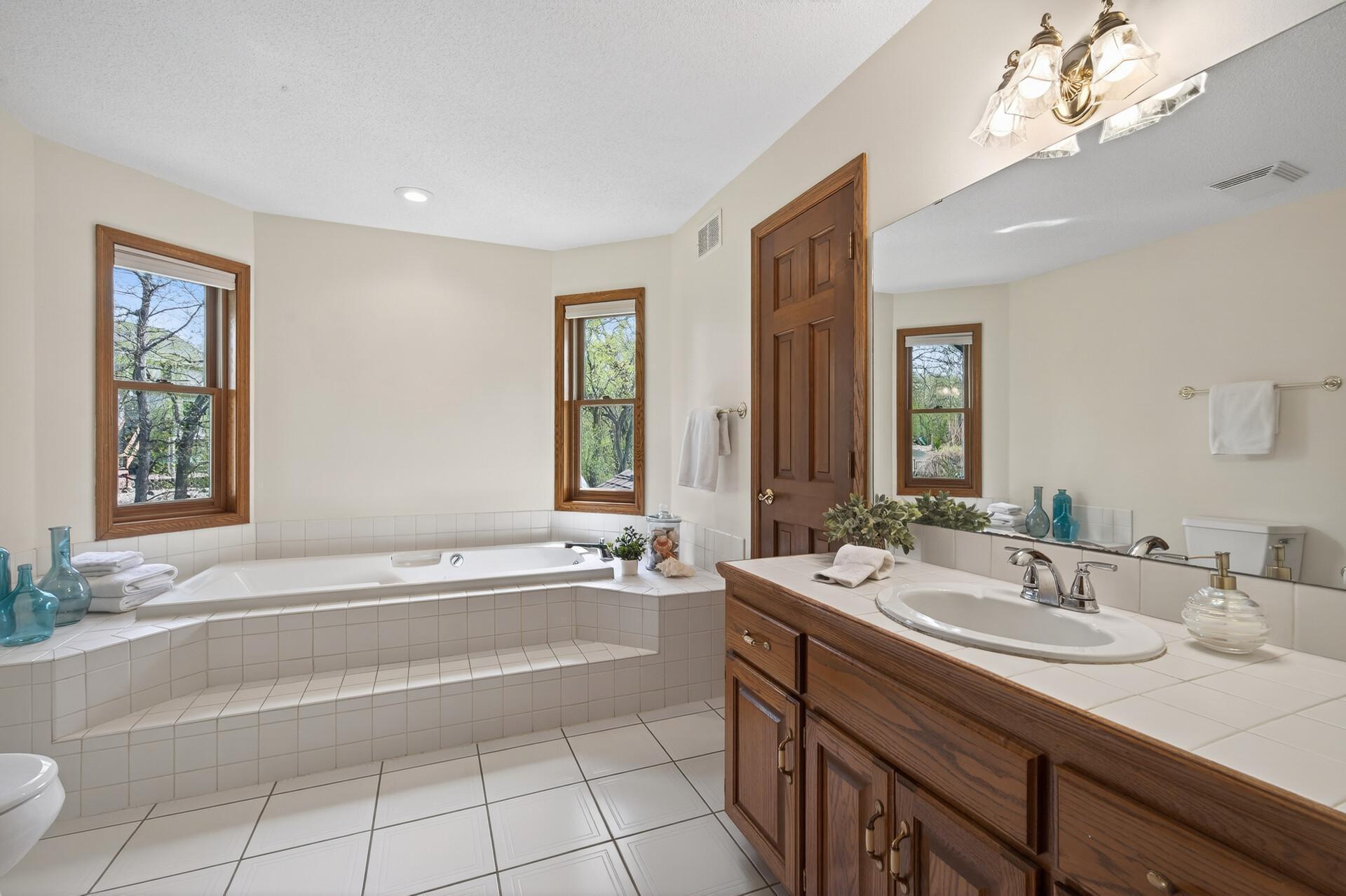 Upper level main bath w/jacuzzi tub
