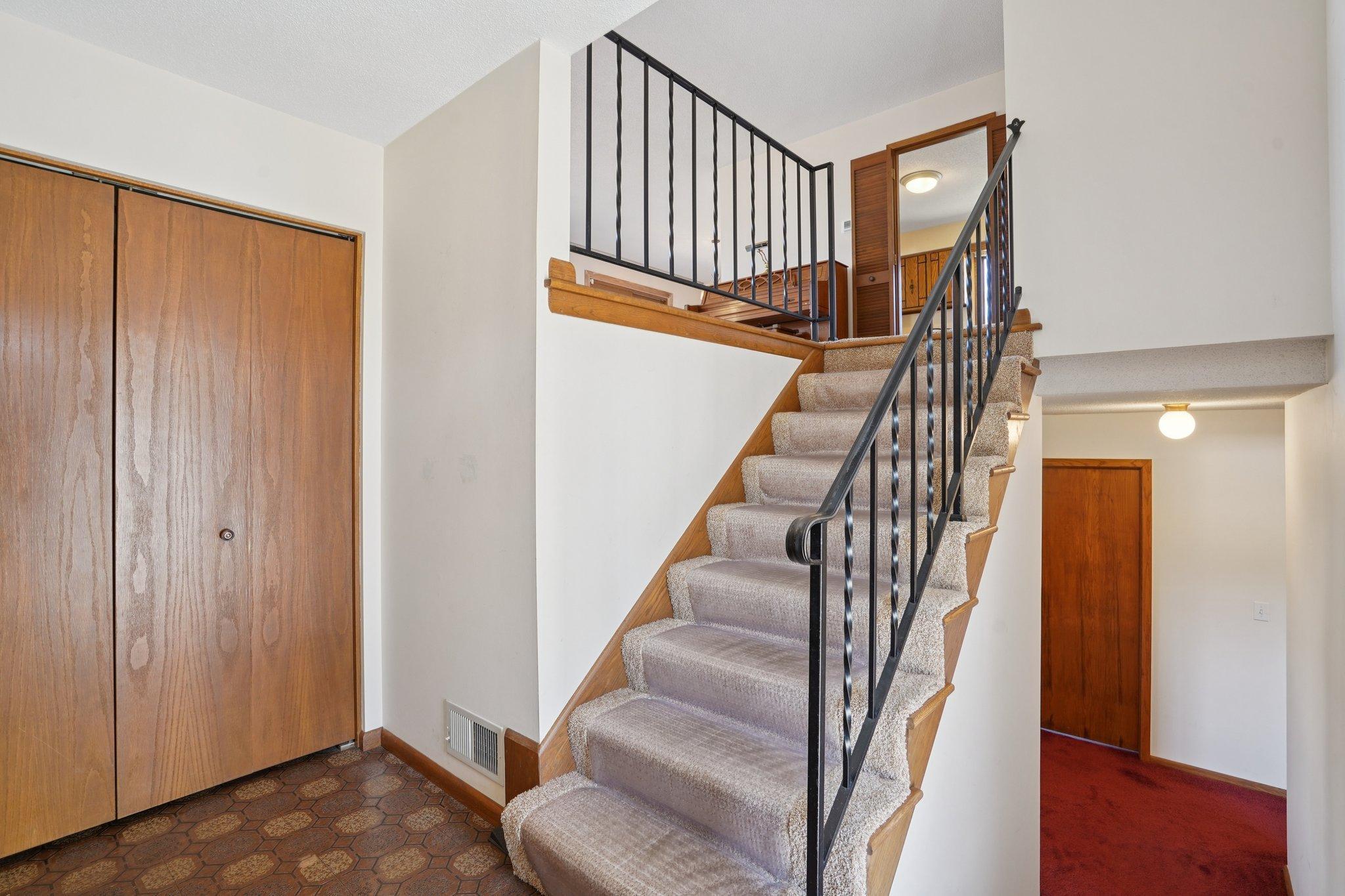 6-web-or-mls-Harmony Way Ct-S0704-006.jpg