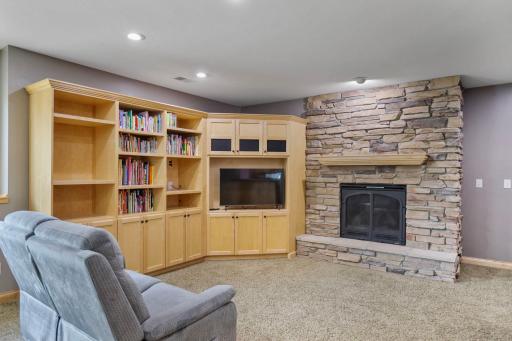 1929 Woodcrest Drive NE, Owatonna, MN 55060