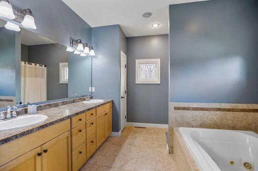 1929 Woodcrest Drive NE, Owatonna, MN 55060