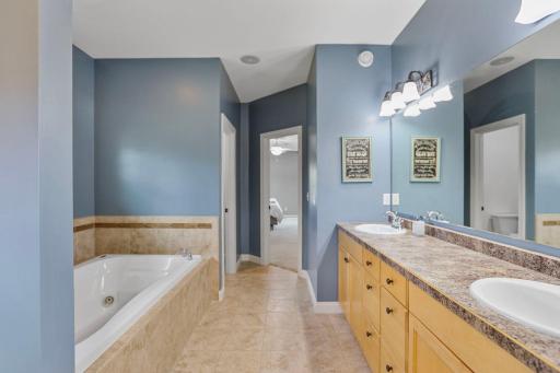 1929 Woodcrest Drive NE, Owatonna, MN 55060