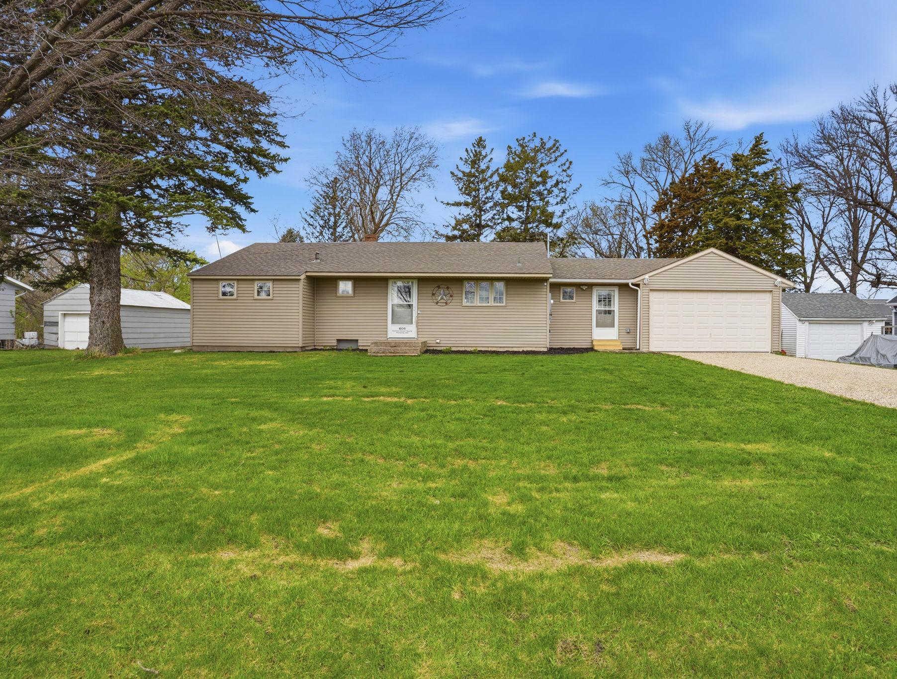 4 bed 1 bath in Raymond on a huge lot.jpg